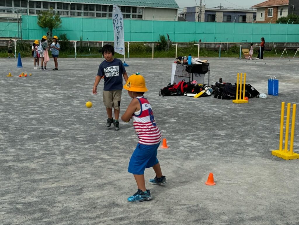 大曽根っ子祭りでクリケット体験コーナー