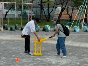 大曽根っ子祭りでクリケット体験コーナー