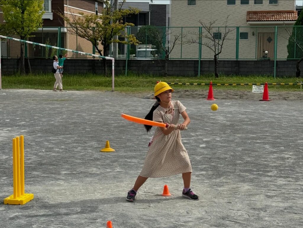 大曽根っ子祭りでクリケット体験コーナー