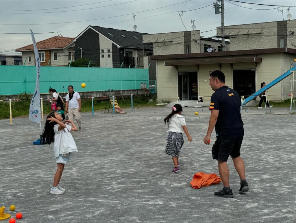 大曽根っ子祭りでクリケット体験コーナー