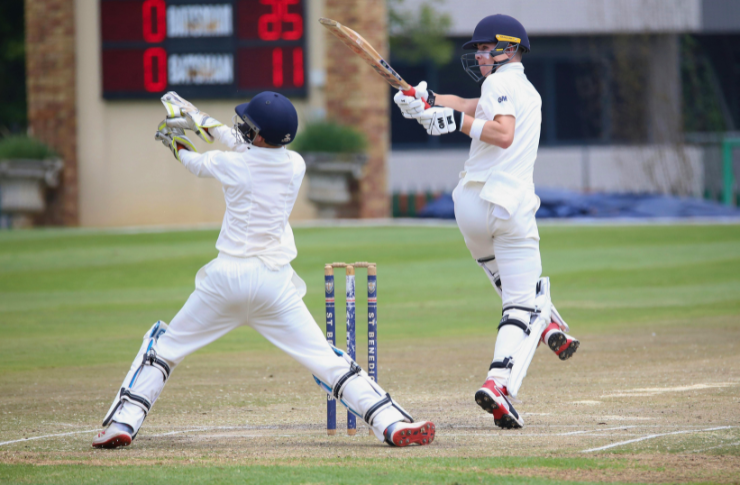 クリケットをプレイする2人