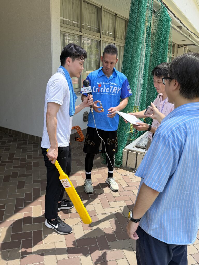ラジオの生放送に出演中の木村昇吾選手