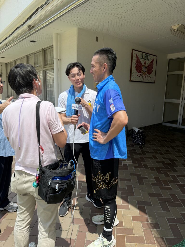 ラジオの生放送に出演中の木村昇吾選手