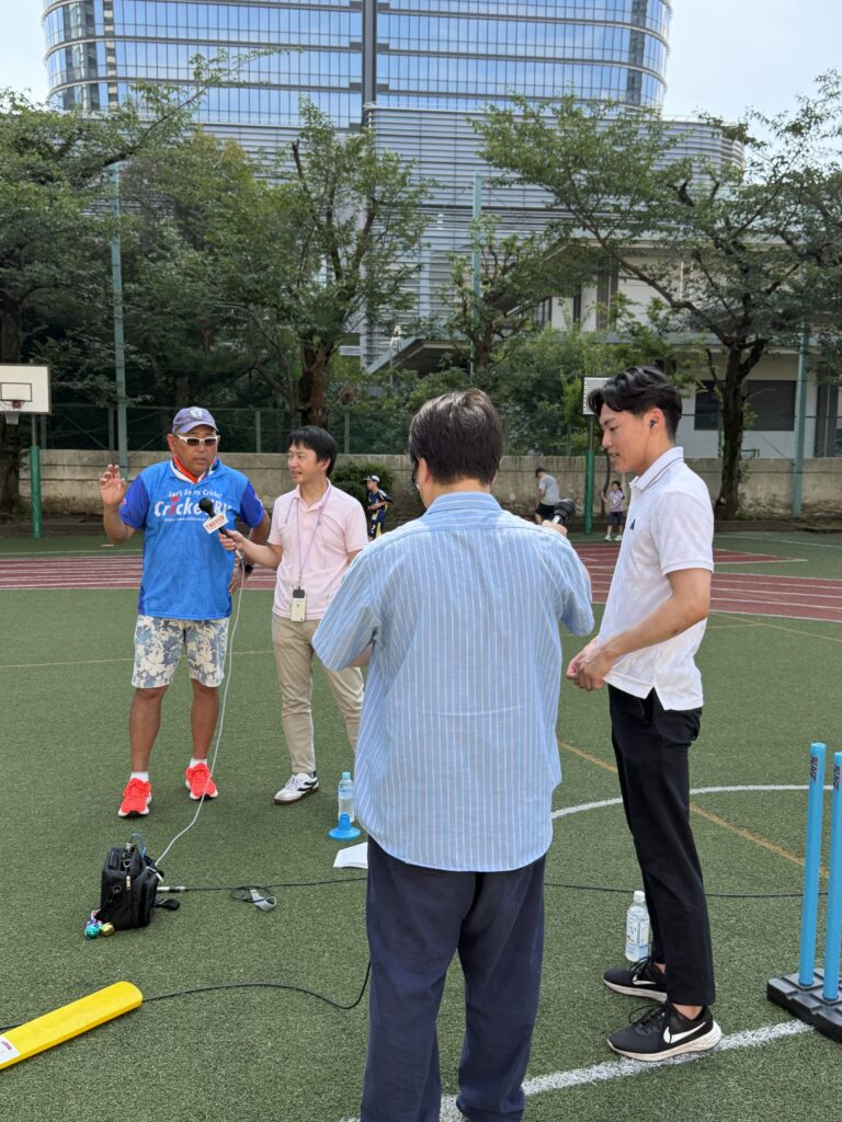 ラジオの生放送に出演中のクリケット体験会