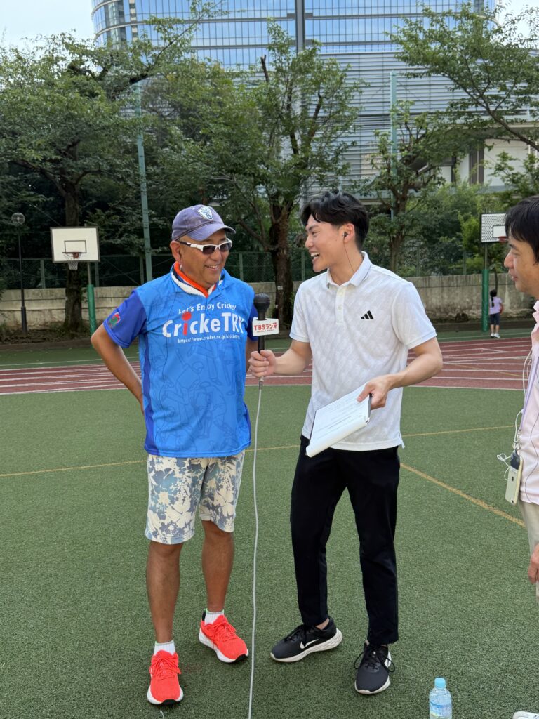 ラジオの生放送に出演中の松村謙一郎